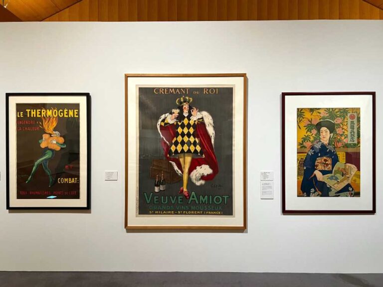 中央：『VEUVE AMIOT（ヴーヴ・アミヨ）』　レオネット・カッピエロ 画　デヴァンベ印刷所 印刷　1922年　右：『三越呉服店 此美人』　橋口五葉 画　三間印刷所 印刷　1911年　いずれも印刷博物館蔵