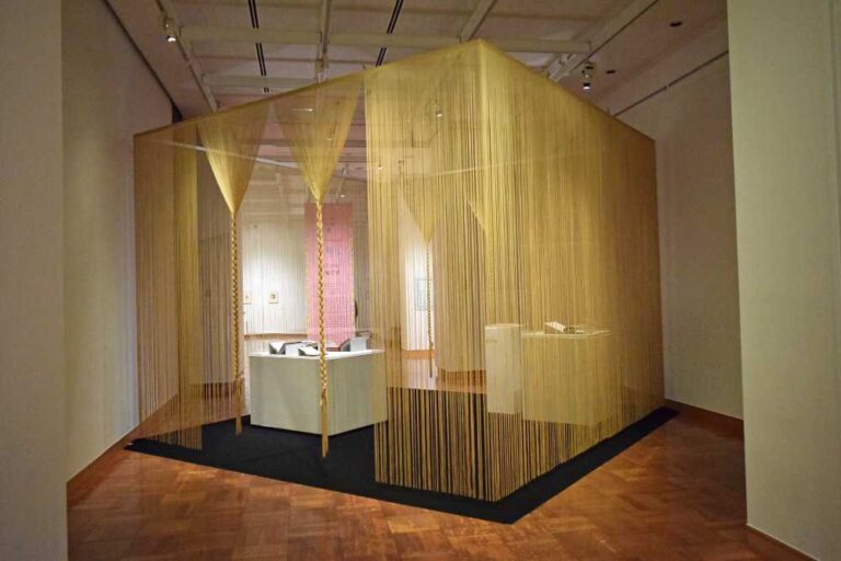 グリム童話「ラプンツェル」の展示風景。金色の長い髪をイメージした演出で、訪れた人をおとぎ話の世界に誘います。