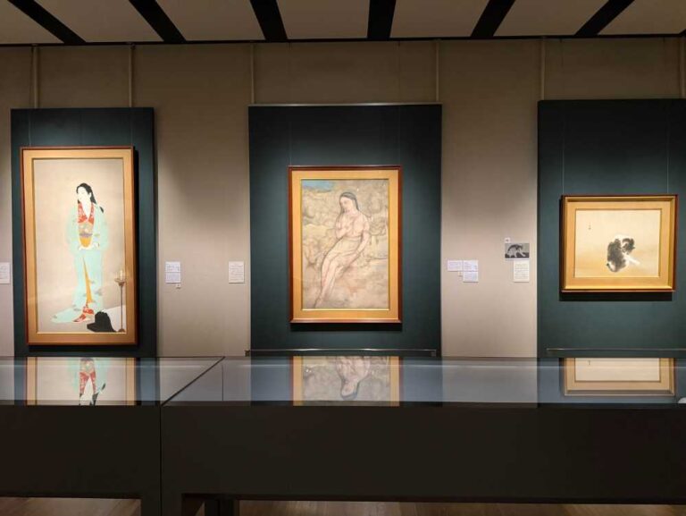右：竹内栖鳳（たけうちせいほう）《班猫》（はんびょう）【重要文化財】　1924（大正13）年　中央：村上華岳（むらかみかがく）《裸婦図》 【重要文化財】　1920（大正9）年　左：上村松園（うえむらしょうえん）《砧》（きぬた）　1938（昭和13）年
